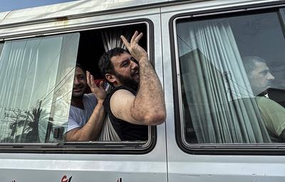 Palestinian prisoners released by the Israeli army are taken to Al-Aqsa Martyrs Hospital for medical examination, the Palestinian prisoners arrested by the Israeli army from Gaza Strip during their ground incursion, Dair El-Balah-stock-foto