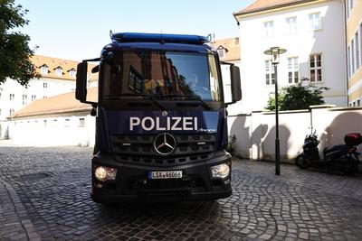 Ein LKW der Polizei transportiert am Nachmittag die Akten vom Landtag ab. Durchsuchungen im Landtag bei CDU, SPD und AfD-stock-foto