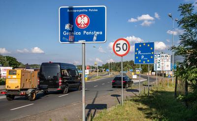 Grenze Polen - Deutschland Granica Panstwa, 04.07.2021, ein Auto faehrt ueber die Oder Bruecke an der Grenze zu Polen. H-stock-foto