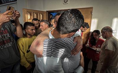 Palestinian prisoners released by the Israeli army are taken to Al-Aqsa Martyrs Hospital for medical examination, the Palestinian prisoners arrested by the Israeli army from Gaza Strip during their ground incursion, Dair El-Balah-stock-foto