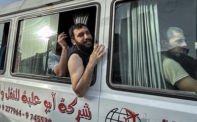 Palestinian prisoners released by the Israeli army are taken to Al-Aqsa Martyrs Hospital for medical examination, the Palestinian prisoners arrested by the Israeli army from Gaza Strip during their ground incursion, Dair El-Balah-stock-foto