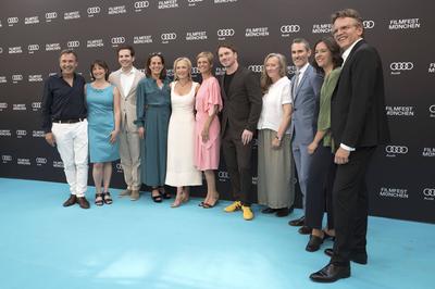 Thomas Linsmayer, Julia Weigl, Gillian Anderson, Raynor Winn, Christoph Gr?ner und Team-stock-photo