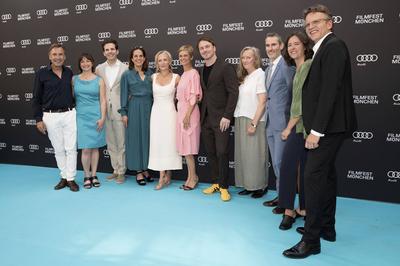 Thomas Linsmayer, Julia Weigl, Gillian Anderson, Raynor Winn, Christoph Gr?ner und Team-stock-photo