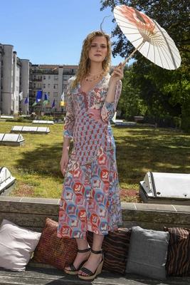 Lucy Hellenbrecht zu Gast bei der Fashion Show von Anja Gockel Von welchen Farben traeumt dein Glueck in Rahmen der Berlin Fashion Week 2025 am 01.Juli 2025 in Berlin Berlin Deutschland *** Lucy Hellenbrecht as a guest at the fashion show by Anja Gockel Von welchen Farben traeumt dein Glueck as part of Berlin Fashion Week 2025 on 01 July 2025 in Berlin Berlin Germany-stock-foto