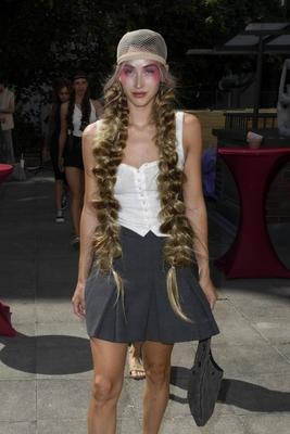 Model bei der Fashion Show von Anja Gockel Von welchen Farben traeumt dein Glueck in Rahmen der Berlin Fashion Week 2025 am 01.Juli 2025 in Berlin Berlin Deutschland *** Model at the fashion show by Anja Gockel Von welchen Farben traeumt dein Glueck as part of the Berlin Fashion Week 2025 on 01 July 2025 in Berlin Berlin Germany-stock-foto