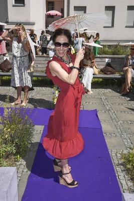 Anastasia Zampounidis Moderatorin zu Gast bei der Fashion Show von Anja Gockel Von welchen Farben traeumt dein Glueck in Rahmen der Berlin Fashion Week 2025 am 01.Juli 2025 in Berlin Berlin Deutschland *** Anastasia Zampounidis presenter as guest at the fashion show by Anja Gockel Von welchen Farben traeumt dein Glueck during Berlin Fashion Week 2025 on 01 July 2025 in Berlin Berlin Germany-stock-foto