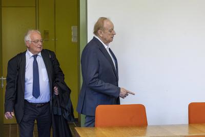Mit seinem Anwalt Hans-Joachim Eckert / Koch Alfons Schuhbeck wegen Subventionsbetrug vor Gericht in M?nchen / Datum: 02-stock-photo