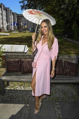 Xenia Seeberg Schauspielerin zu Gast bei der Fashion Show von Anja Gockel Von welchen Farben traeumt dein Glueck in Rahmen der Berlin Fashion Week 2025 am 01.Juli 2025 in Berlin Berlin Deutschland *** Xenia Seeberg actress as guest at the fashion show by Anja Gockel Von welchen Farben traeumt dein Glueck as part of Berlin Fashion Week 2025 on 01 July 2025 in Berlin Berlin Germany-stock-foto