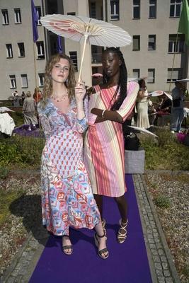 Lucy Hellenbrecht und Awa Ndiaye zu Gast bei der Fashion Show von Anja Gockel Von welchen Farben traeumt dein Glueck in Rahmen der Berlin Fashion Week 2025 am 01.Juli 2025 in Berlin Berlin Deutschland *** Lucy Hellenbrecht and Awa Ndiaye as guests at the fashion show by Anja Gockel Von welchen Farben traeumt dein Glueck as part of Berlin Fashion Week 2025 on 01 July 2025 in Berlin Berlin Germany-stock-foto