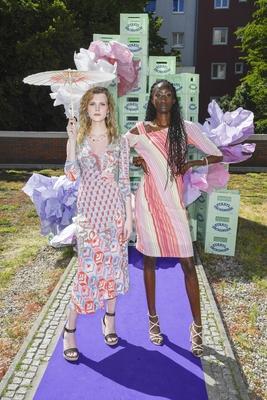 Awa Ndiaye zu Gast bei der Fashion Show von Anja Gockel Von welchen Farben traeumt dein Glueck in Rahmen der Berlin Fashion Week 2025 am 01.Juli 2025 in Berlin Berlin Deutschland *** Awa Ndiaye as a guest at the fashion show by Anja Gockel Von welchen Farben traeumt dein Glueck at Berlin Fashion Week 2025 on 01 July 2025 in Berlin Berlin Germany-stock-photo
