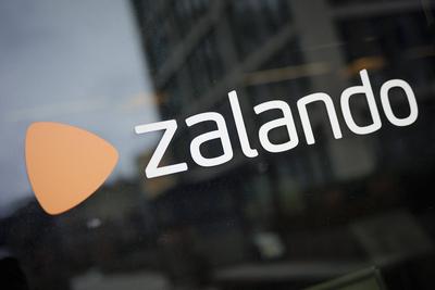 Der Schriftzug des Unternehmens Zalando an deren Standort in Berlin. 04.02.2022. Berlin Deutschland *** The lettering of-stock-foto