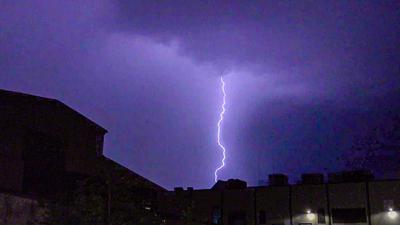 Unwetter mit gewaltigem Blitz-Spektakel ?ber Baden-W?rttemberg: Blitzintensive Gewitterzelle zieht in der Nacht ?ber den Raum Karlsruhe - Blitze zucken am Nachthimmel - gewaltige Blitzeinschl?ge gefolgt von Starkregen und Sturmb?en-stock-foto