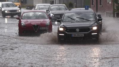 Heftige Gewitter und Unwetter beenden die Hitzewelle in Westdeutschland. Fr?her als geplant zogen Unwetter ?ber Westdeut-stock-foto