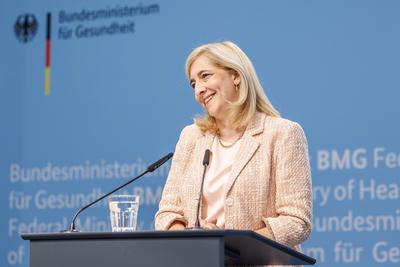 Pressekonferenz mit Bundesgesundheitsministerin Nina Warken (CDU)-stock-foto