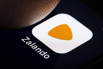 Symbolfoto: Ein Finger tippt auf einem Smartphone auf das Logo von Zalando. Berlin, 07.02.2019. Berlin Deutschland ***-stock-foto