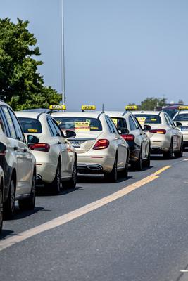 Bundesweite Aktion der Taxi-Fahrer in Bonn 02.07.2025-stock-foto
