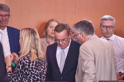 Berlin, Deutschland, 02.07.2025: Bundeskanzleramt: Kabinettssitzung: L-R: Wolfram Weimer, Bundesministerin f?r Wohnen, S-stock-foto