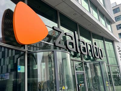 Au?enwerbung Zalando *** Outdoor advertising Zalando Copyright: xmix1x-stock-foto