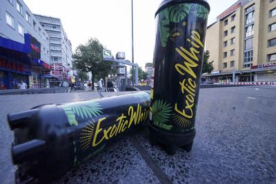 HAMBURG 03.AUGUST 24 - LACHGASPATRONEN Partydroge Lachgas wird zum gef?hrlichen Problem f?r die Stadtreinigung - Symbolfotos Gasbeh?lter explodieren in der M?llverbrennung Stadtreinigung Hamburg bittet um ordnungsgem??e Entsorgung Die Stadtreinigung Hamburg SRH macht sich aktuell Sorgen um einen neuen Trend, der harmloser klingt, als er ist: Lachgas als Modedroge. Diese Entwicklung f?hrt dazu, dass immer mehr Lachgasflaschen im Hausm?ll und in ?ffentlichen Papierk?rben landen. Neben den gesundheitlichen Gefahren durch den Konsum hat dies fatale Folgen f?r die Entsorgungsanlagen. Durch die unsachgem??e Entsorgung der Gasflaschen ?ber den Hausm?ll oder ?ffentliche Papierk?rbe, gelangen diese in die Verbrennungs?fen der M?llverbrennungsanla-stock-foto