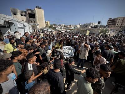 Mourners react during the funeral of Palestinians, who, according to Gaza's health ministry, were killed in an overnight Israeli strike on a tent-stock-foto
