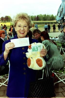 Archiv Erni Singerl Schauspielerin Muenchen 1998 Archiv Motive Erni Singerl -Trabrennbahn Daglfing Wirte Rennen Muenche-stock-foto