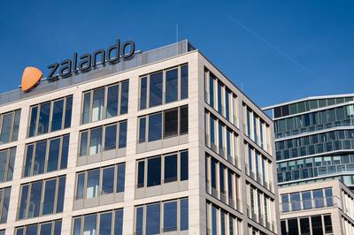 22.11.2023, Berlin, Deutschland, Europa - Schriftzug vom Online-Versandhaendler Zalando an einem Buerogebaeude in der Mu-stock-foto