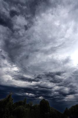 Unwetter nach einer Hitzewelle Vorboten eines Unwetters, die nach einer Hitzewelle mit k?hler und feuchter Luft auf troc-stock-foto