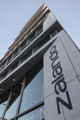 Stream Tower B?rohochaus mit Sitz der Zalando Hauptverwaltung-stock-foto