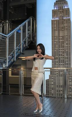 Bibi visits empire state building to celebrate first world tour-stock-foto