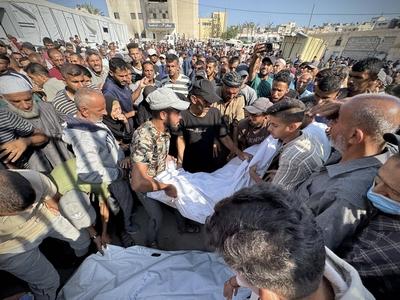Mourners react during the funeral of Palestinians, who, according to Gaza's health ministry, were killed in an overnight Israeli strike on a tent-stock-foto