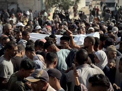 Mourners react during the funeral of Palestinians, who, according to Gaza's health ministry, were killed in an overnight Israeli strike on a tent-stock-foto
