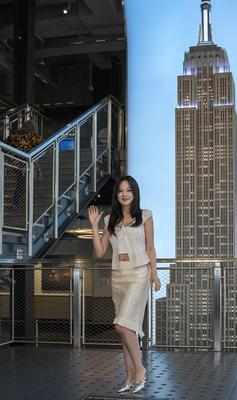 Bibi visits empire state building to celebrate first world tour-stock-foto