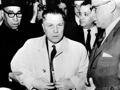 Bildnummer: 55884670  Datum: 01.01.1967  Copyright: imago/United ArchivesWashington , D . C . : Jimmy Hoffa , President of the U . S Teamsters ( Lorry Driers ) Union , surrounded by attorneys and news men at Federal court when he surrendered to begin an eight year prison term . Charged with jury tampering , lost his last chance of evading prison . 7 March 1967 Mono Negative !AUFNAHMEDATUM GESCH?TZT! kbdig 1967 quer 1960 , 60s , Sixties 20th Century , Twentieth Century Court Glasses Mens , Hats Mens , Raincoat Mens , Suits Bildnummer 55884670 Date 01 01 1967 Copyright Imago United Archives Washington D C Jimmy Hoffa President of The U S Teamsters Lorry  Union surrounded by Attorneys and News Men AT Federal Court When he surrendered to Begin to Eight Year Prison Term Charged With Jury  Lost His Load Chance of evading Prison 7 March 1967 Mono Negative date estimated Kbdig 1967 horizontal 1960 60s Sixties 20th Century Twentieth Century Court Glasses Mens Hats Mens Raincoat Mens Suits-stock-foto