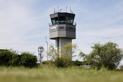 Ein Tower des St?tzpunktes zu sehen beim Besuch von Bundesverteidigungsminister Boris Pistorius (SPD) im Fliegerhorst in-stock-foto