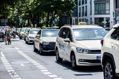 Bundesweite Aktion der Taxi-Fahrer in Bonn 02.07.2025-stock-foto