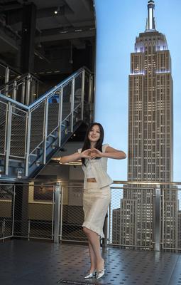 Bibi visits empire state building to celebrate first world tour-stock-foto