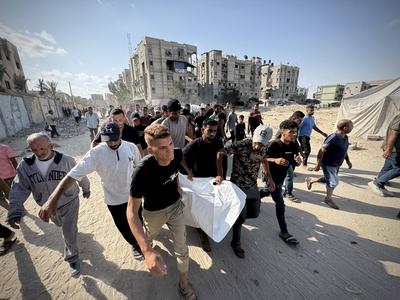 Mourners react during the funeral of Palestinians, who, according to Gaza's health ministry, were killed in an overnight Israeli strike on a tent-stock-foto