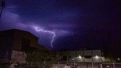Unwetter mit gewaltigem Blitz-Spektakel ?ber Baden-W?rttemberg: Blitzintensive Gewitterzelle zieht in der Nacht ?ber den Raum Karlsruhe - Blitze zucken am Nachthimmel - gewaltige Blitzeinschl?ge gefolgt von Starkregen und Sturmb?en-stock-foto