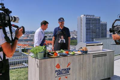 Berlin, Deutschland, 02.07.2025: Axel-Springer-Haus: Politiker-Grillen auf Welt-TV: Jan Philipp Burgard und Markus S?der-stock-foto