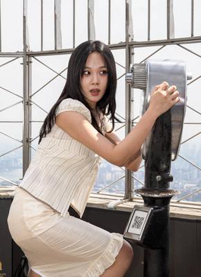 Bibi visits empire state building to celebrate first world tour-stock-foto