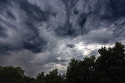 Unwetter nach einer Hitzewelle Vorboten eines Unwetters, die nach einer Hitzewelle mit k?hler und feuchter Luft auf troc-stock-foto