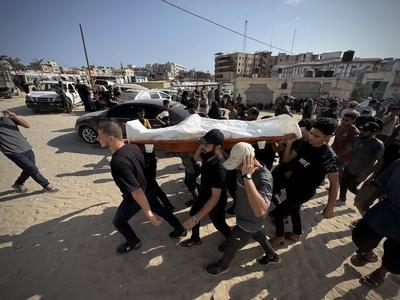 Mourners react during the funeral of Palestinians, who, according to Gaza's health ministry, were killed in an overnight Israeli strike on a tent-stock-foto