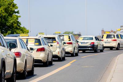 Bundesweite Aktion der Taxi-Fahrer in Bonn 02.07.2025-stock-foto