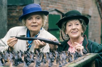 Bildnummer: 56703763  Datum: 01.06.1988  Copyright: imago/teutopressHeidi Kabel (li.) mit Erni Singerl in Heidi und Erni (ARD) 06/88 dar Frau Schauspiel Theater Fernsehen TV drau?en Haus Wand Bauernhof Aalr?ucherei leger Hut Mantel halb quer stehend Aal Fisch Backstein People x0x xsk 1988 quer Aufmacher  56703763 Date 01 06 1988 Copyright Imago teutopress Heidi Cable left with Erni Singerl in Heidi and Erni ARD 06 88 dar Woman Acting Theatre Television TV outside House Wall Farm Aalr?ucherei casual Hat Coat half horizontal standing Eel Fish Brick Celebrities x0x xSK 1988 horizontal Highlight-stock-foto