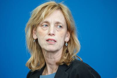 Pressekonferenz mit Karin Prien (CDU), Bundesfamilienministerin-stock-foto