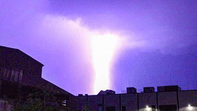 Unwetter mit gewaltigem Blitz-Spektakel ?ber Baden-W?rttemberg: Blitzintensive Gewitterzelle zieht in der Nacht ?ber den Raum Karlsruhe - Blitze zucken am Nachthimmel - gewaltige Blitzeinschl?ge gefolgt von Starkregen und Sturmb?en-stock-foto