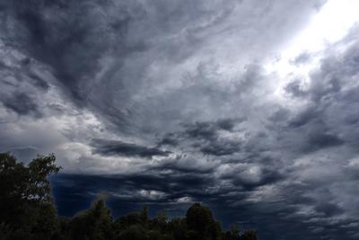 Unwetter nach einer Hitzewelle Vorboten eines Unwetters, die nach einer Hitzewelle mit k?hler und feuchter Luft auf troc-stock-foto
