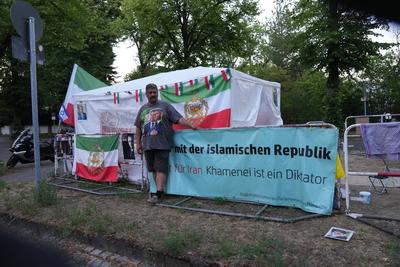 Berlin GER, Berlin,20231022, Berlin, Solidarit?tskundgebung , Demo, Die Botschaft muss geschlossen werden, Podbielskiall-stock-foto