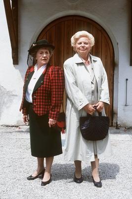 HEIDI UND ERNI 1 Zwei hoffnungsvolle Witwen Als sich die beiden Witwen Georg K?slingers begegne-stock-foto