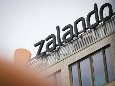 Der Schriftzug des Unternehmens Zalando an deren Standort in Berlin. 04.02.2022. Berlin Deutschland *** The lettering of-stock-foto